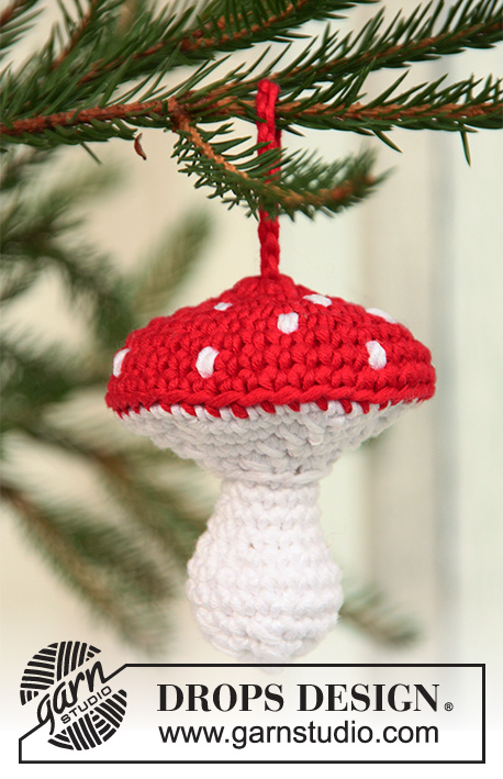 Merry Mushroom / DROPS Extra 0-723 - Gehäkelter Weihnachtsbaumschmuck in DROPS Muskat. Der Weihnachtsbaumschmuck wird als Fliegenpilz gehäkelt.  Thema: Weihnachten