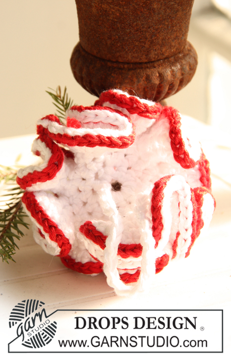 Christmas Swirl / DROPS Extra 0-738 - Gehaakte decoratie voor de kerstboom in DROPS Cotton Viscose. Thema: Kerst.