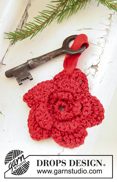 Key Rose / DROPS Extra 0-743 - Crochet keychain flower in DROPS Cotton Viscose and DROPS Glitter. Theme: Christmas
