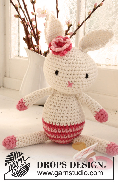 Pippa / DROPS Extra 0-766 - Crochet DROPS Easter bunny with flower in ”Paris”.