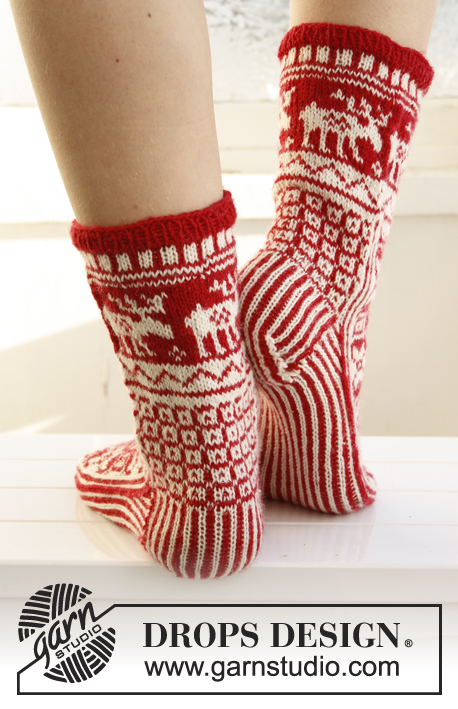 Christmas Fable / DROPS Extra 0-789 - Gebreide DROPS Kerst sokken met patroon van Fabel. Maat 35 tot en met 43.
