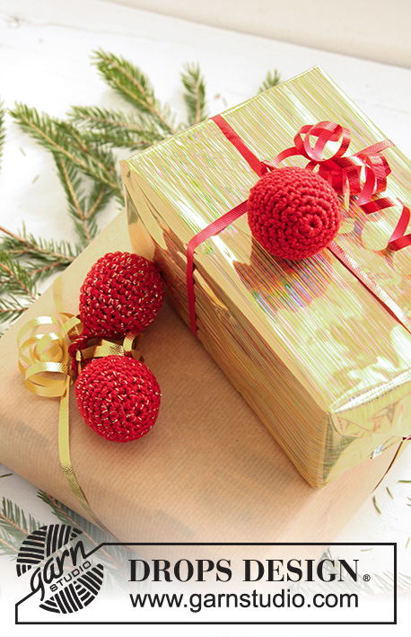 DROPS Extra 0-806 - Heegeldatud DROPSi jõulupallid lõngadest ”Cotton Viscose” ja ”Glitter”. 