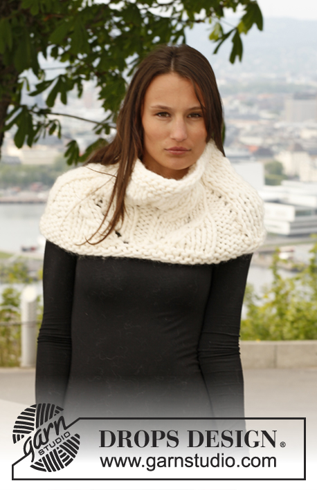 DROPS Extra 0-886 - Knitted DROPS shoulder warmer with lace pattern in Polaris.