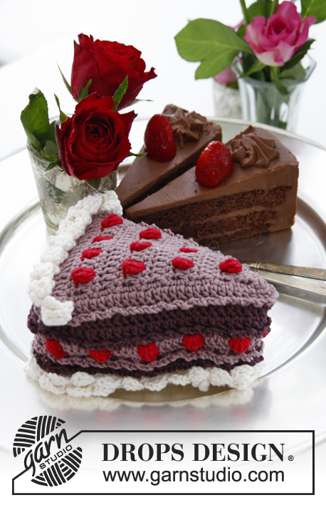 Black Forest / DROPS Extra 0-893 - Part de gâteau DROPS avec fruits et crème, pour la Saint Valentin, en  ”Muskat”.