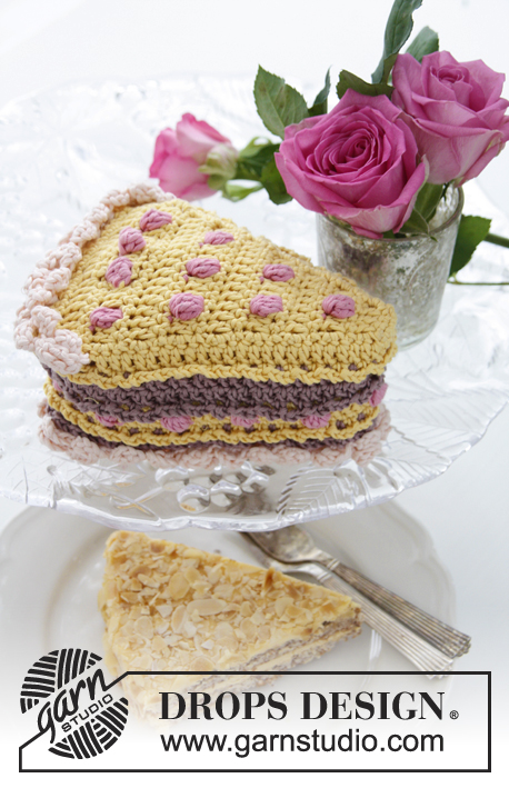 Vanilla drizzle / DROPS Extra 0-895 - DROPS Valentine: Crochet DROPS piece of cake with berries and cream in ”Muskat”.