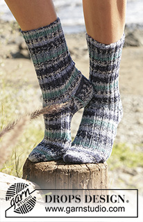 Fabelfuss / DROPS 100-17 - DROPS socks knitted in Rib with “Fabel”. 