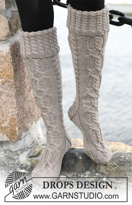Hilde & Winter / DROPS 103-10 - Pitkät DROPS sukat joissa palmikoita ja alaspäin taitetut reunat ”Karisma Superwash”-langasta. 
