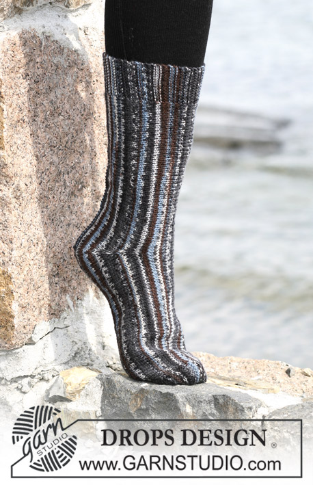 DROPS 103-5 - Retstrikkede DROPS sokker i ”Fabel” strikket sidelæns.