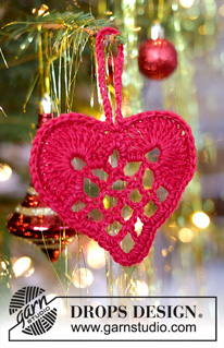 Mormors Julehjerte / DROPS 104-46 - Elegant Christmas heart in ”Cotton Viscose” or DROPS Safran and ”Glitter”.