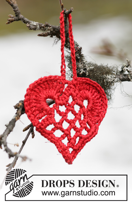 Mormors Julehjerte / DROPS 104-46 - Elegant Christmas heart in Cotton Viscose or Safran and Glitter.