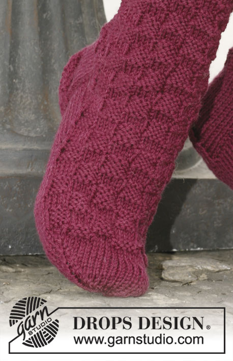 DROPS 109-32 - DROPS Socken mit Würfelmuster in ”Karisma” oder ”Merino”. 