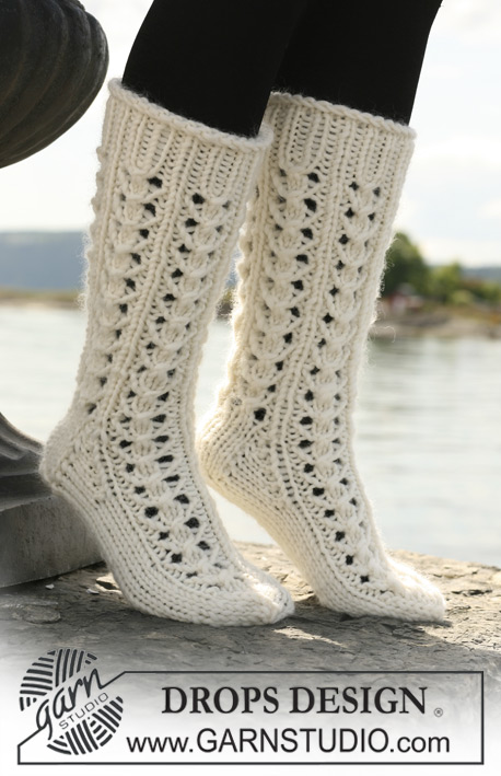 DROPS 109-48 - Long DROPS socks in ”Snow” with lace pattern.