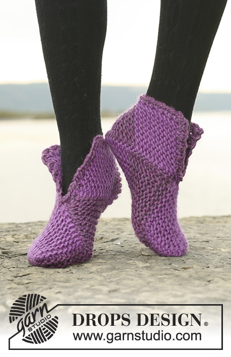 Court Jester / DROPS 109-57 - DROPS slippers in garter st in 2 or 8 colors in ”Snow”.