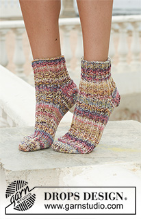 Candy and Spice / DROPS 111-30 - Short DROPS socks in 2 threads ”Fabel” with rib on upper foot. 