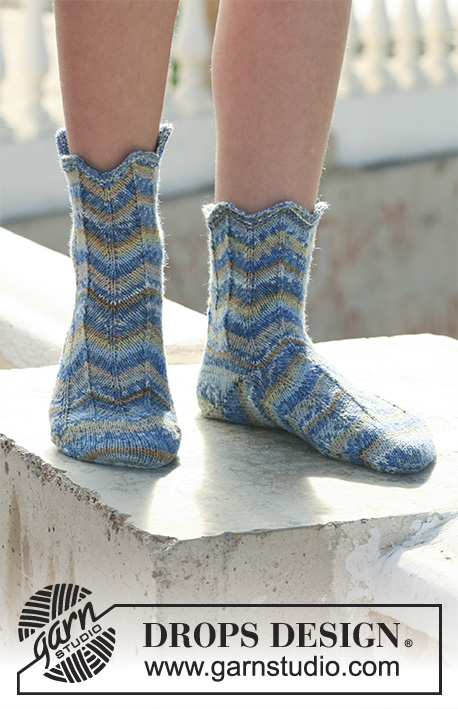Poseidon / DROPS 112-15 - Pruhované ponožky s klikatým vzorem pletené z příze DROPS Fabel.