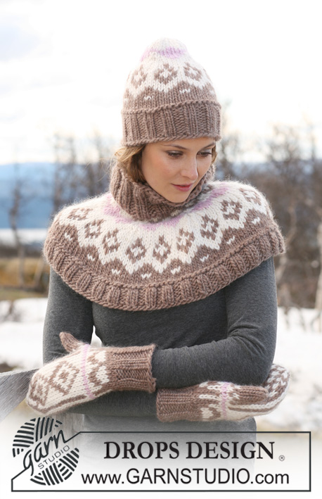 DROPS 116-49 - Set comprises: DROPS shoulder wrap, hat and mittens with multi colored pattern in ”Snow ”. 