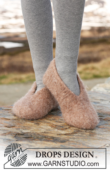 Northern Necessities / DROPS 117-33 - Felted DROPS slipper in ”Snow”. Size 26 to 44.