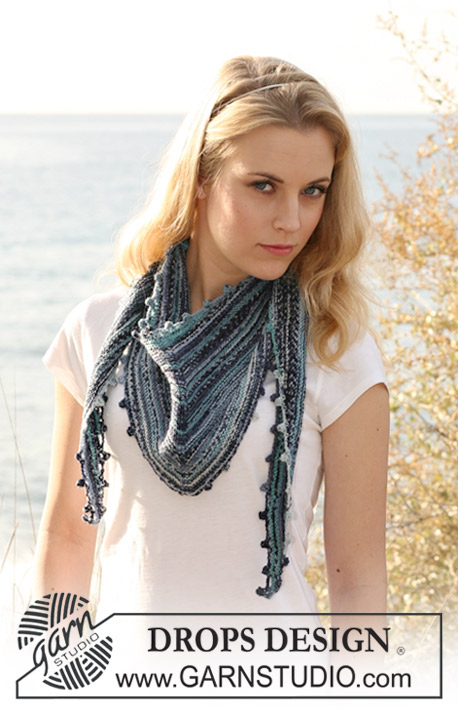 Belle Louise / DROPS 120-19 - DROPS shawl in garter st in ”Fabel”.