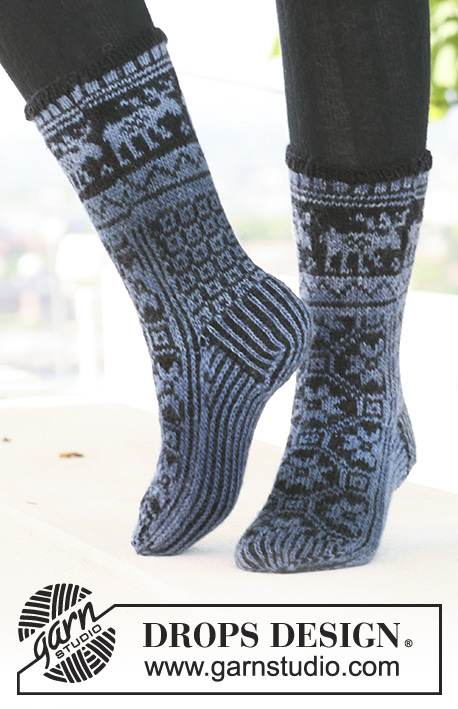 Moose Parade Socks / DROPS 121-3 - Kötött DROPS zokni mintával Delight és Fabel fonalból