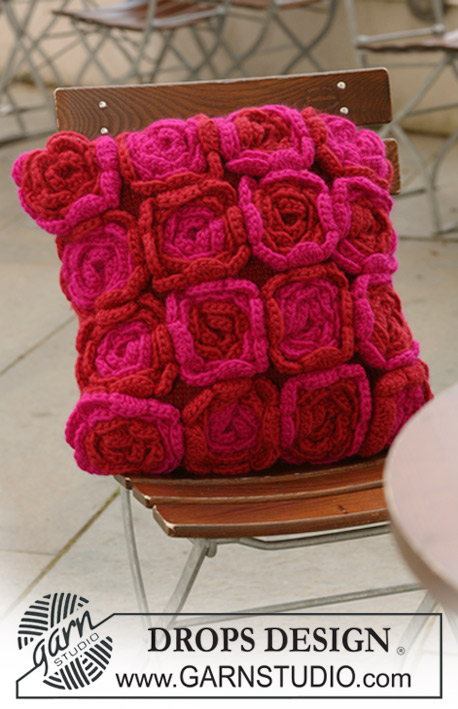 Dream of Roses / DROPS 124-6 - DROPS cushion cover with crochet flowers in ”Snow”.