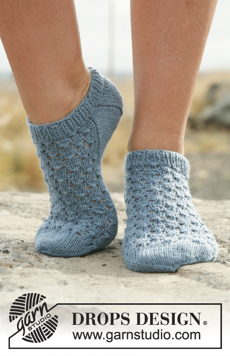 Neptunia Socks / DROPS 129-18 - Kurze DROPS Socken mit Lochmuster in ”Fabel”. 