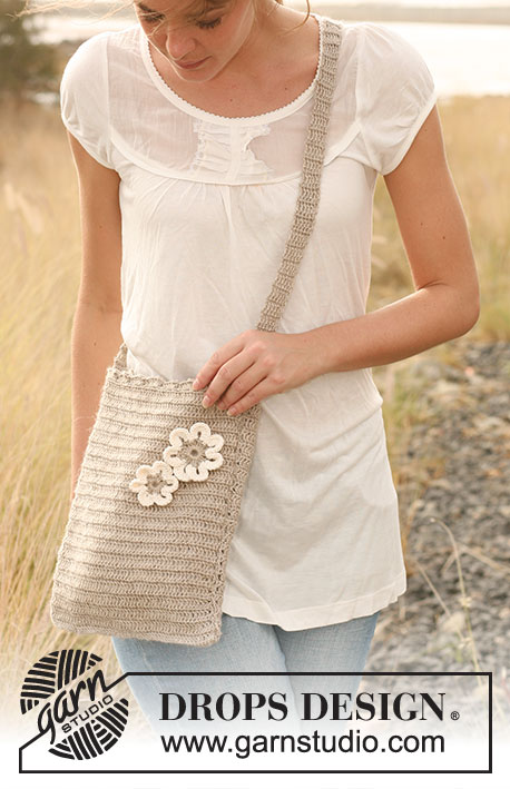 Lazy Daisies / DROPS 129-6 - Crochet DROPS bag in Lin with flower in Lin and Muskat.