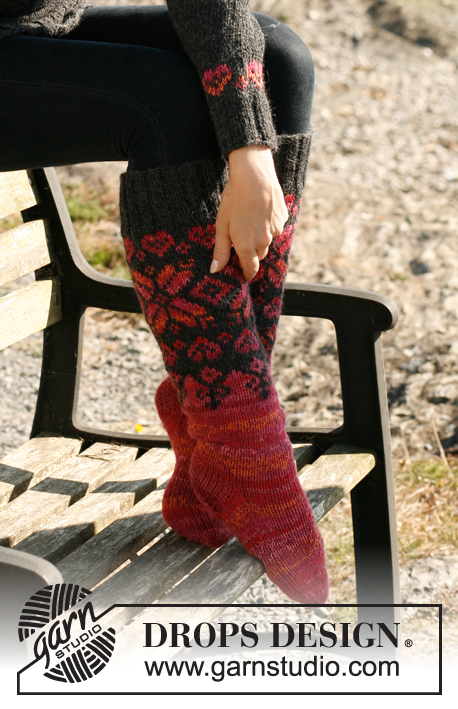 Lava / DROPS 131-24 - Gebreide DROPS sokken met Noors patroon van ”Nepal”, ”Alpaca” en ”Fabel”.  
