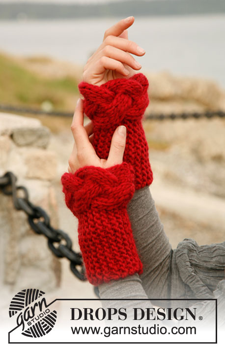 Rosebud / DROPS 131-48 - Knitted DROPS wrist warmers in garter st with cable in ”Snow”. 
