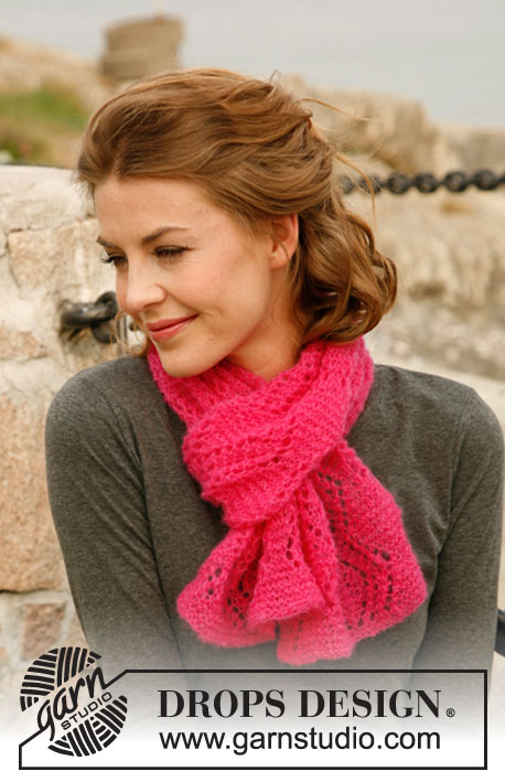Raspberry Ripple / DROPS 132-11 - Knitted DROPS scarf in garter st with lace pattern in ”Vivaldi”.   