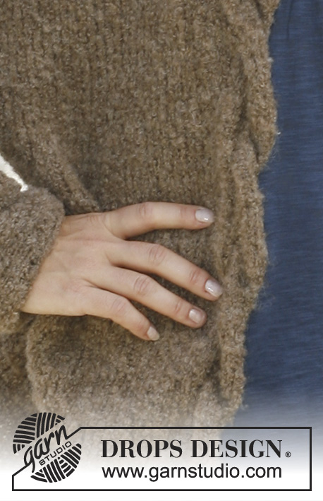 Arizona / DROPS 133-22 - Vid, ermsømløs DROPS jakke i ”Alpaca Bouclé” med flettekant. Str S - XXXL