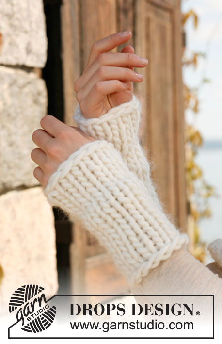 Blissful / DROPS 134-46 - Knitted DROPS wrist warmers in ”Polaris”. 
