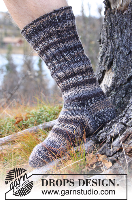 Dusk / DROPS 135-11 - Knitted socks for men in rib and stocking st, in 2 threads DROPS Fabel. Size 38-46