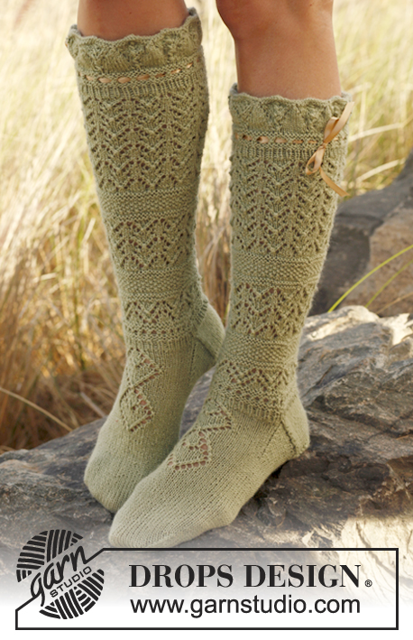 Antoinette / DROPS 137-36 - Gebreide DROPS sokken met kant patroon van ”Alpaca”. Maat 35-43.
