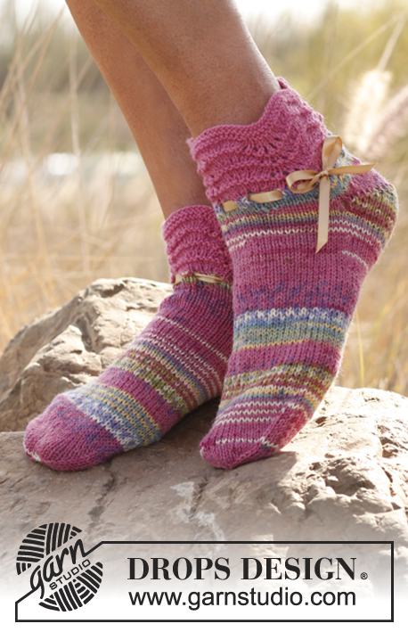 Sweet Feet / DROPS 138-27 - Knitted DROPS short socks with wavy pattern in Fabel. 