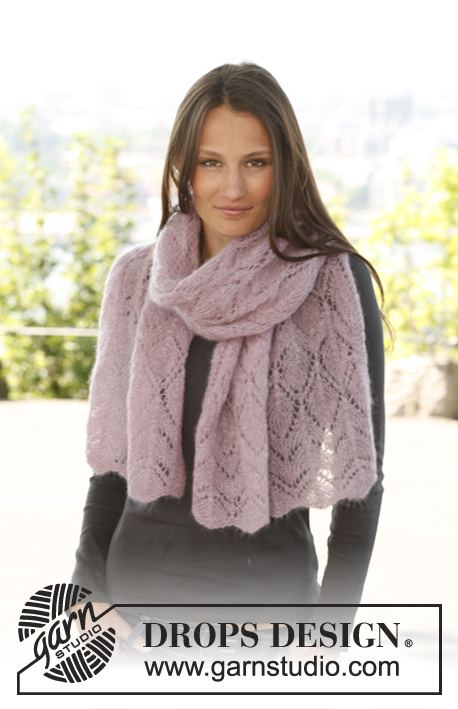Fiona / DROPS 141-11 - Knitted DROPS shawl with lace pattern in ”Vivaldi”.