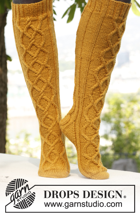 Golden Socks / DROPS 143-8 - Calcetas DROPS tejidas con torsadas en “Karisma”. Números: 35 – 43.


