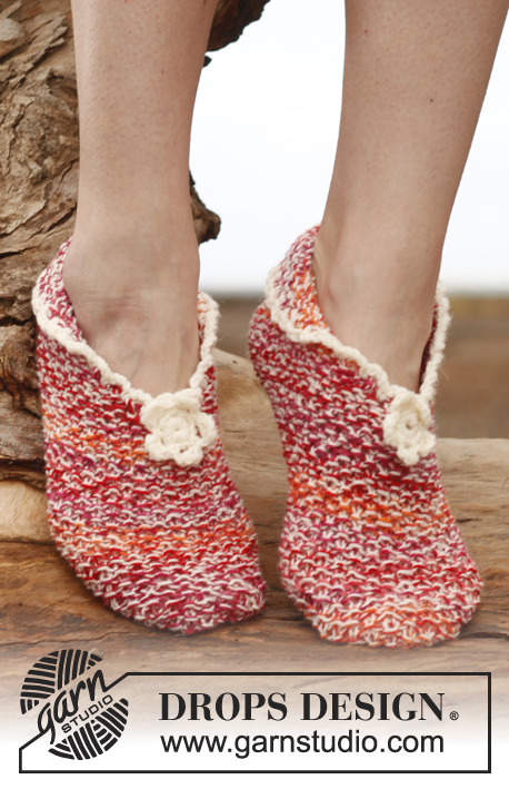 Amelie / DROPS 148-30 - Knitted DROPS slippers in moss st with crochet edge and flower in 2 threads ”Fabel”.