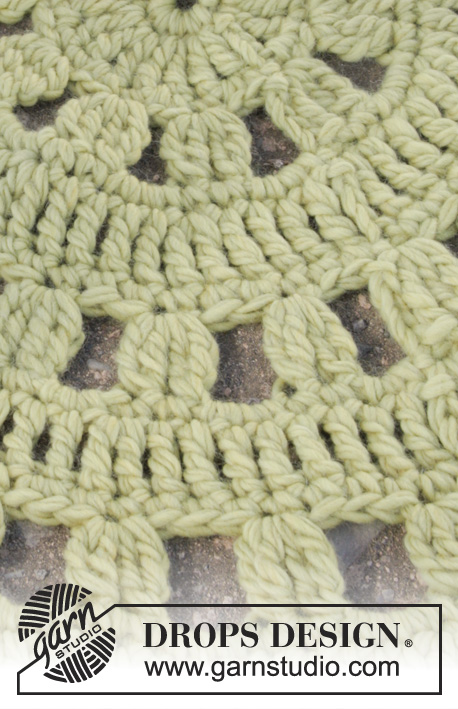 Lily Pad / DROPS 152-25 - Crochet DROPS carpet in Snow.
