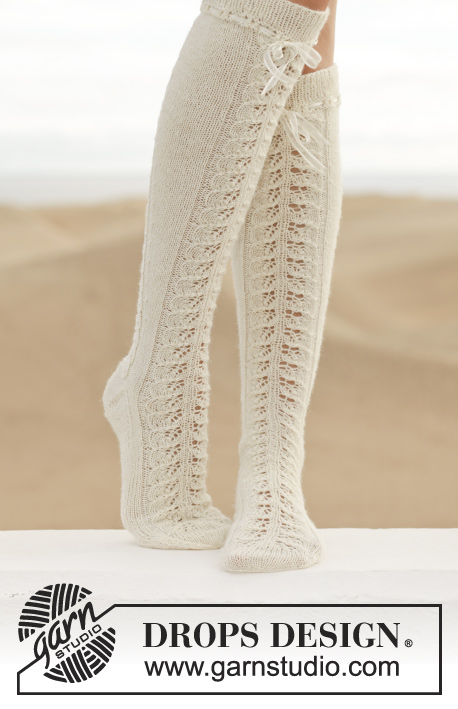 Little Women / DROPS 154-31 - Knitted DROPS knee socks with lace pattern in Fabel. Size 35-43