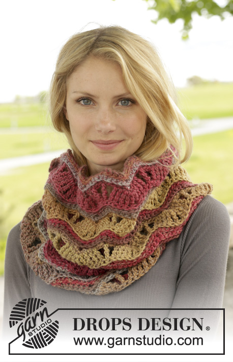Autumn Waves / DROPS 156-33 - Crochet DROPS neck warmer with lace pattern in ”Big Delight”.