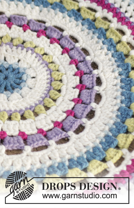 Color Wheel / DROPS 162-43 - Tapis rayé DROPS au crochet, réalisé avec 2 fils Snow.