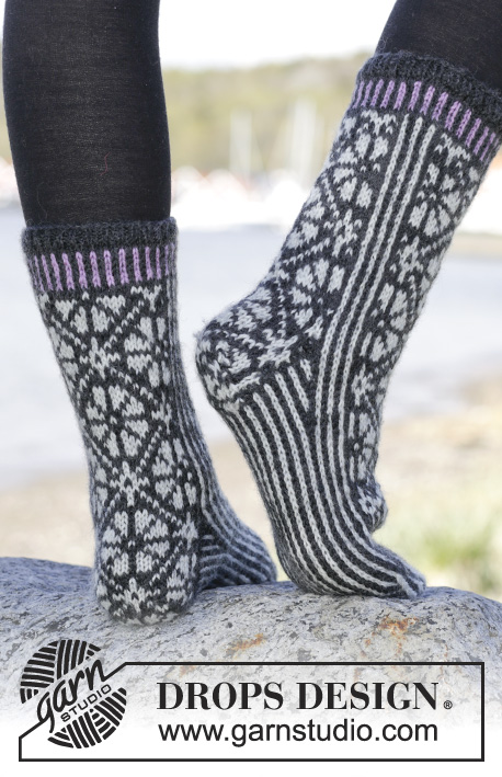 Starry Night Socks / DROPS 166-25 - Calcetas de punto DROPS con patrón de jacquard nórdico, en “Karisma”. Números: 35 – 43.