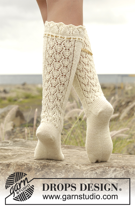 Marie Antoinette / DROPS 167-33 - Knitted DROPS knee socks with lace pattern in Fabel. 4