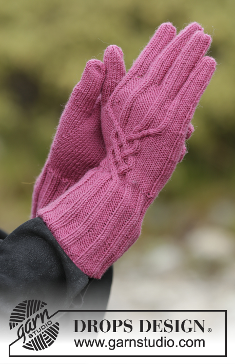Vadelma / DROPS 172-44 - Set consists of: Knitted DROPS hat, neck warmer and gloves with cables in BabyMerino.