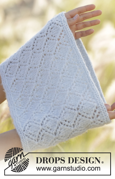 Spring Bound / DROPS 178-54 - Knitted neck warmer with lace pattern in DROPS Air.
