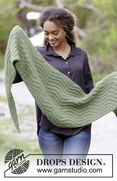 Green Sea / DROPS 180-26 - Set consists of: Knitted shawl and wrist warmers with zig-zag.
All parts are knitted in DROPS Air.