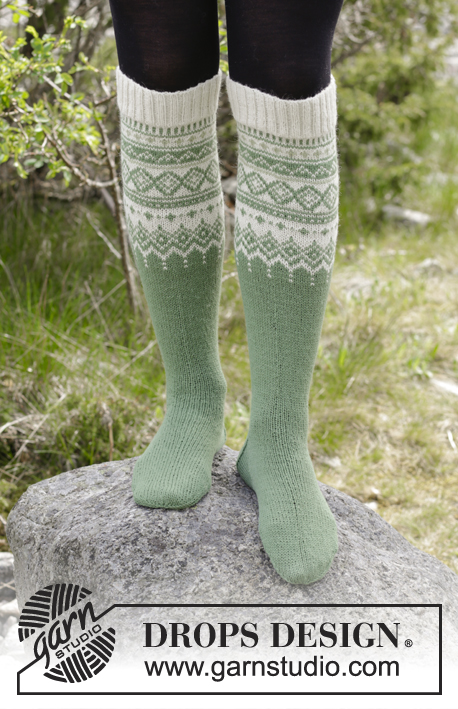 Perles du Nord Socks / DROPS 180-3 - Stickade knästrumpor med flerfärgat norskt mönster. Storlek 35 - 43.
Arbetet är stickat i DROPS Flora.
