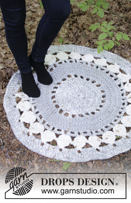 Ice Circles / DROPS 183-32 - Crochet rug. The piece is worked in 3 strands DROPS Snow.