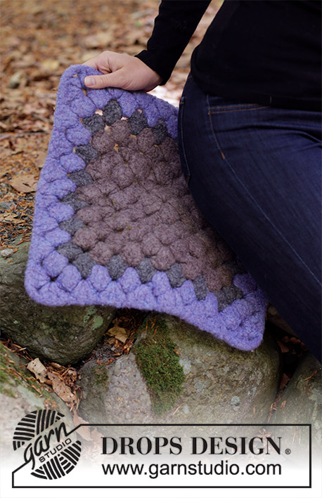 Forest Break / DROPS 184-37 - Felted and crocheted seating pad with treble crochet groups and stripes.
Piece is crocheted in DROPS Polaris