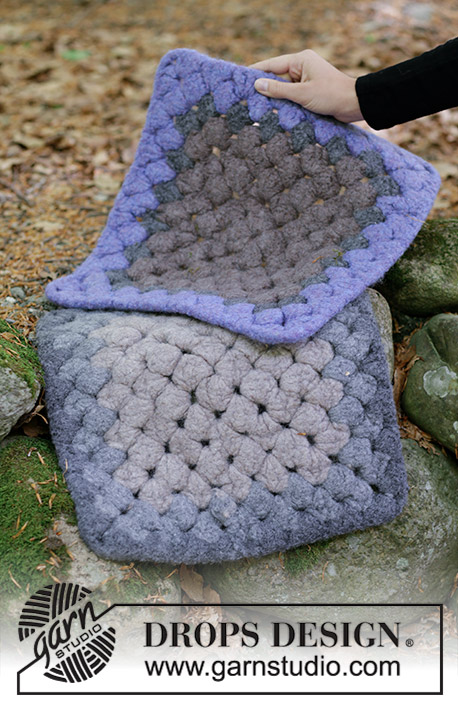 Forest Break / DROPS 184-37 - Felted and crocheted seating pad with double crochet groups and stripes.
Piece is crocheted in DROPS Polaris.